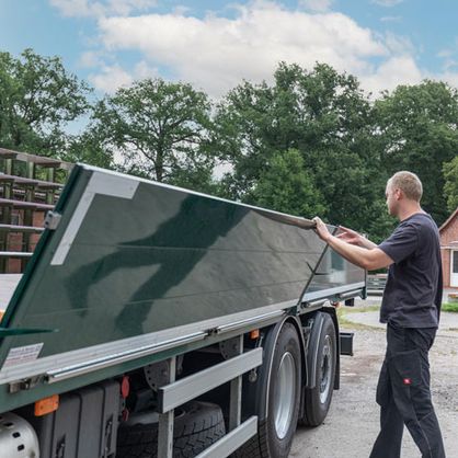 Geschaeftsfuehrer klappt Flaeche von Lkw zu