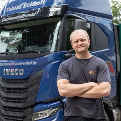 Geschaeftsfuehrer vor Lkw