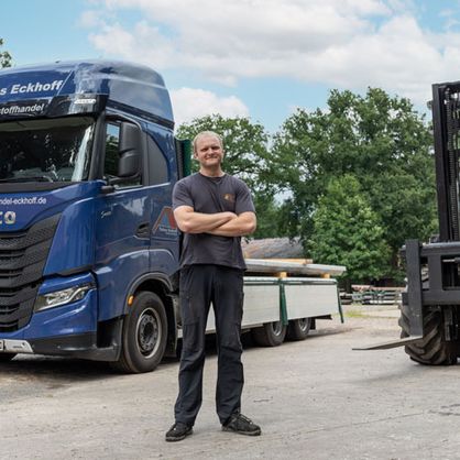 Geschaeftsfuehrer mit Lkw