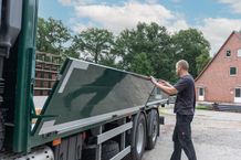Geschaeftsfuehrer klappt Flaeche von Lkw zu