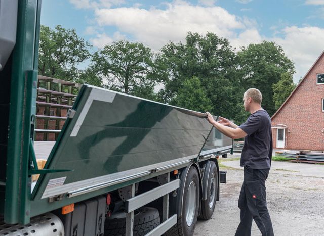 Geschaeftsfuehrer klappt Flaeche von Lkw zu