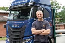 Geschaeftsfuehrer vor Lkw