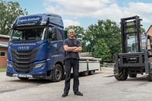 Geschaeftsfuehrer mit Lkw