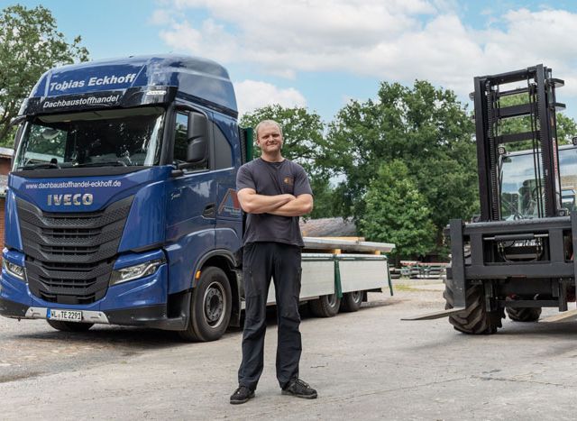 Geschaeftsfuehrer mit Lkw